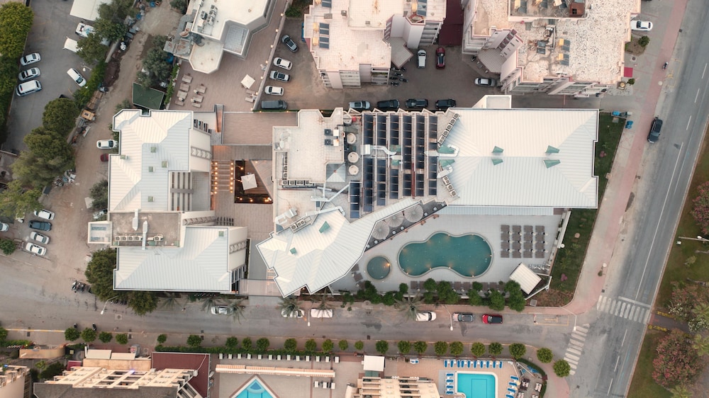 Kleopatra Dreams Beach Hotel — Hotel building in Alanya