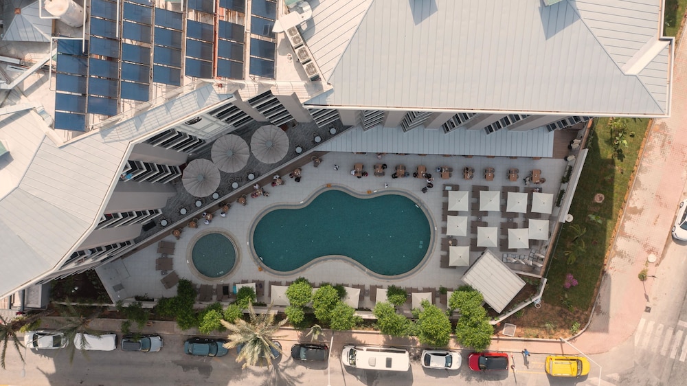 Kleopatra Dreams Beach Hotel — Swimming pool in Alanya