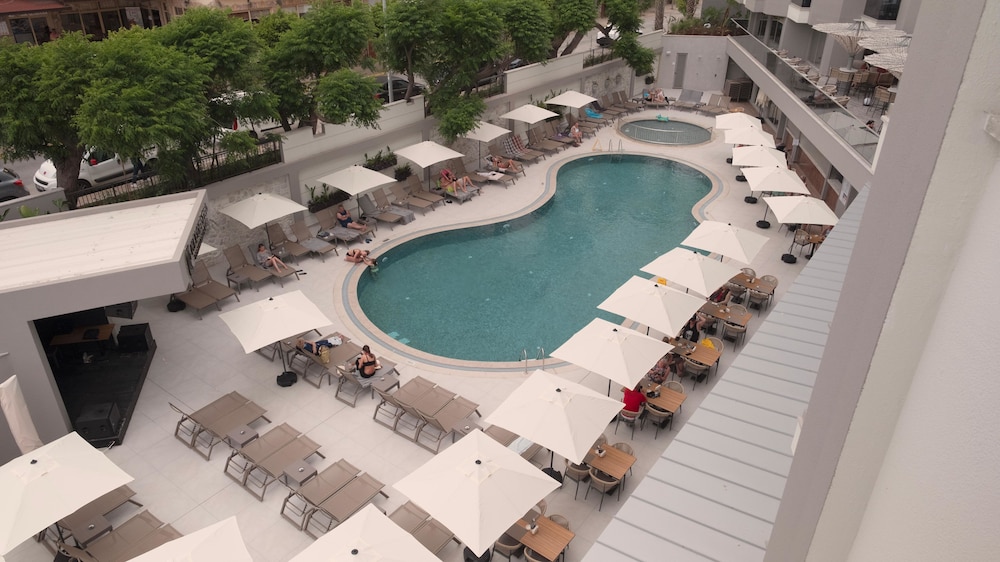 Kleopatra Dreams Beach Hotel — Swimming pool in Alanya