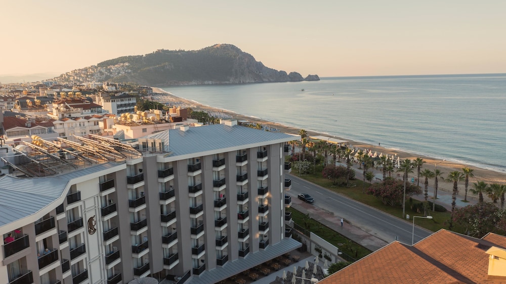 Kleopatra Dreams Beach Hotel — Hotel building in Alanya