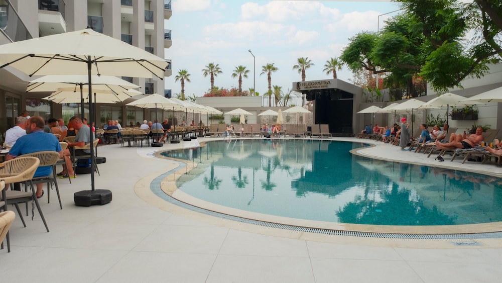 Kleopatra Dreams Beach Hotel — Swimming pool in Alanya