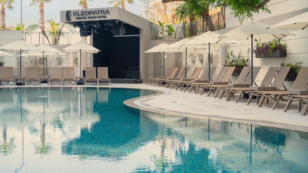 Kleopatra Dreams Beach Hotel — Swimming pool in Alanya