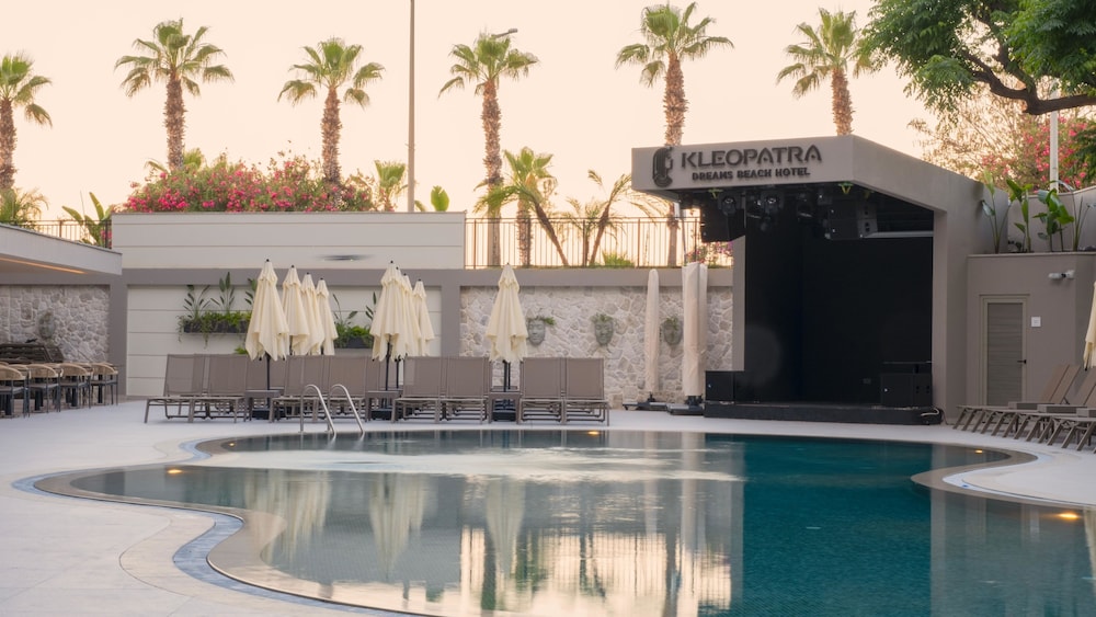 Kleopatra Dreams Beach Hotel — Swimming pool in Alanya