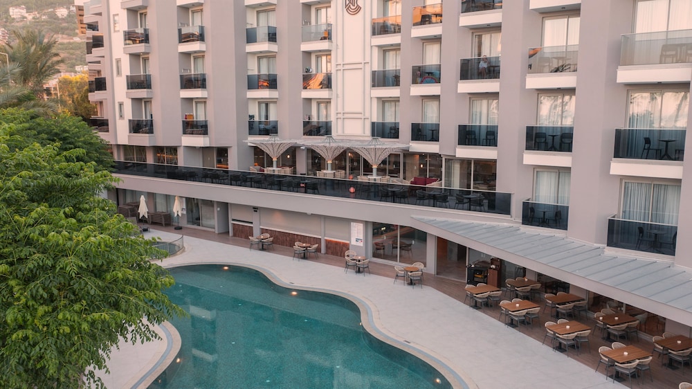 Kleopatra Dreams Beach Hotel — Hotel building in Alanya