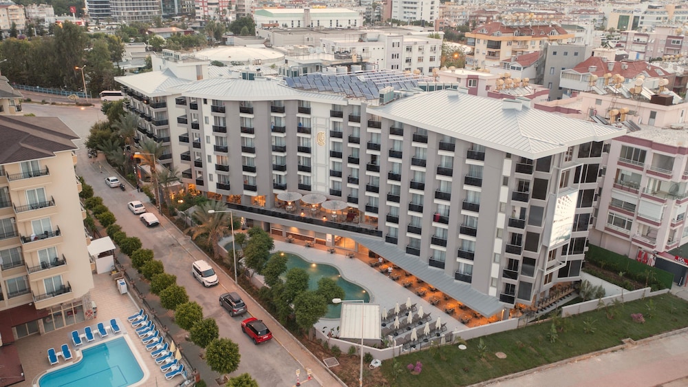Kleopatra Dreams Beach Hotel — Hotel building in Alanya