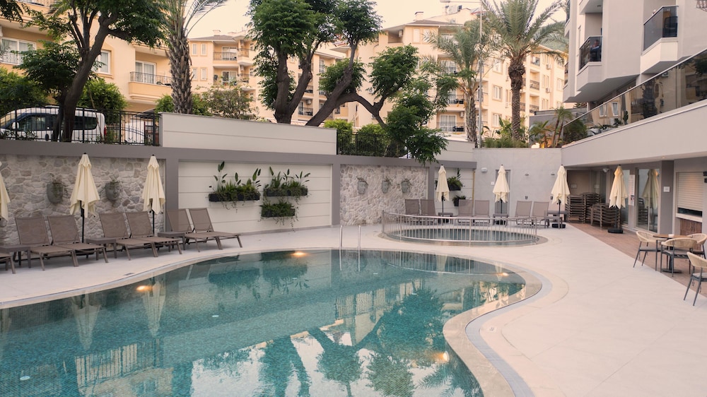 Kleopatra Dreams Beach Hotel — Swimming pool in Alanya