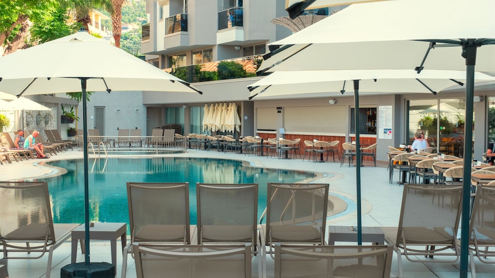 Kleopatra Dreams Beach Hotel — Swimming pool in Alanya