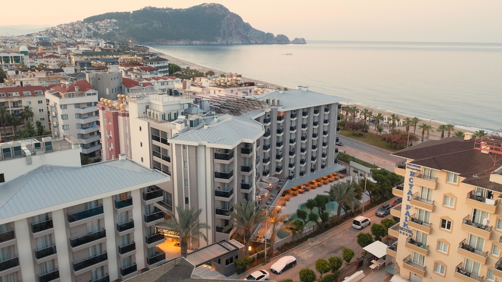 Kleopatra Dreams Beach Hotel — Hotel building in Alanya
