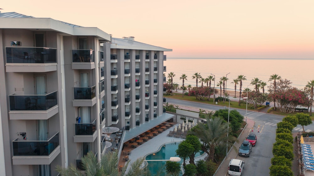 Kleopatra Dreams Beach Hotel — Hotel building in Alanya