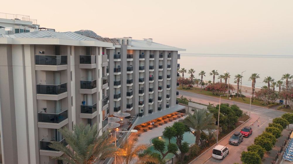 Kleopatra Dreams Beach Hotel — Hotel building in Alanya