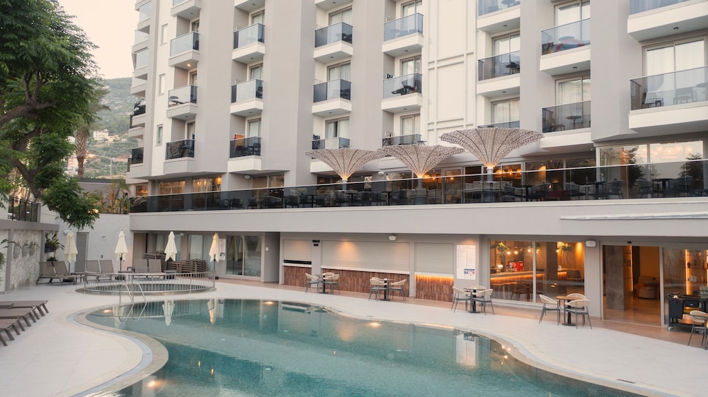 Kleopatra Dreams Beach Hotel — Hotel building in Alanya