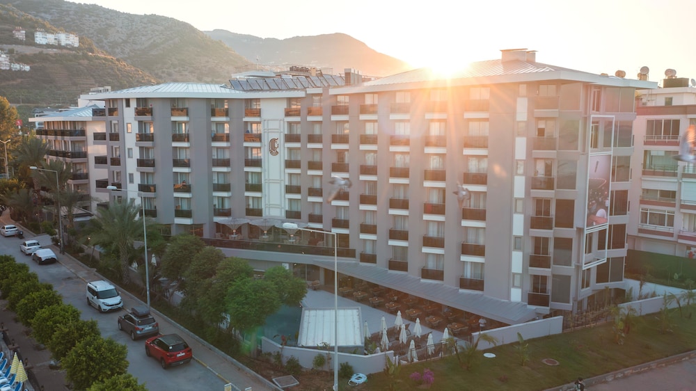 Kleopatra Dreams Beach Hotel — Hotel building in Alanya