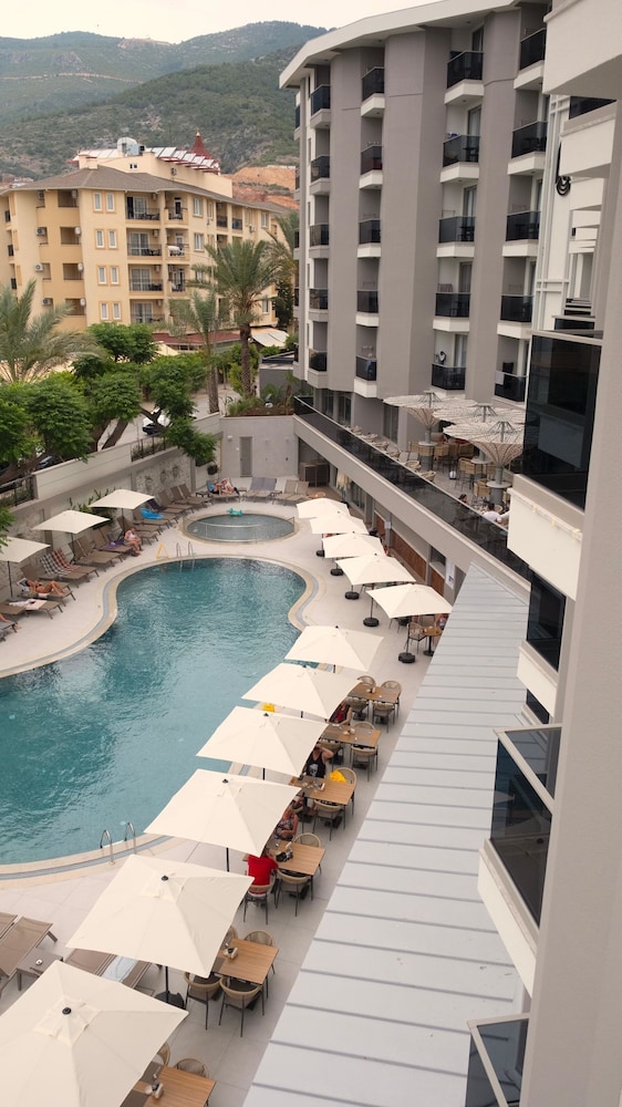 Kleopatra Dreams Beach Hotel — Swimming pool in Alanya