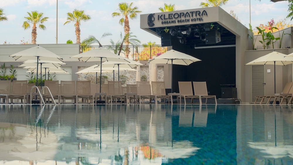 Kleopatra Dreams Beach Hotel — Swimming pool in Alanya