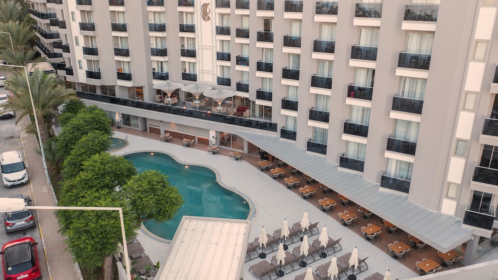 Kleopatra Dreams Beach Hotel — Swimming pool in Alanya