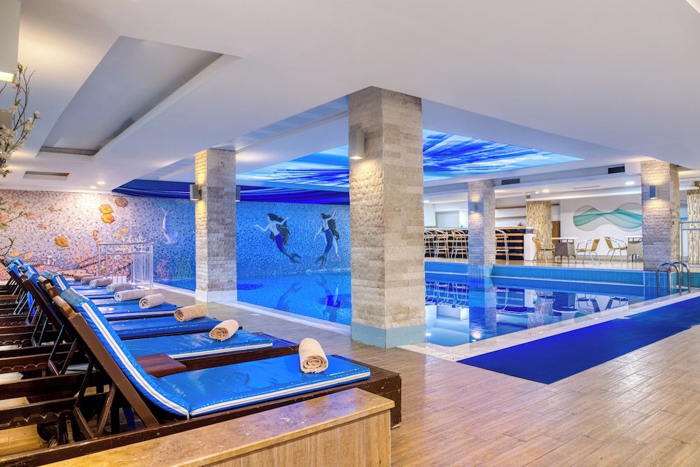 Sealife Family Resort Hotel — Swimming pool in Antalya