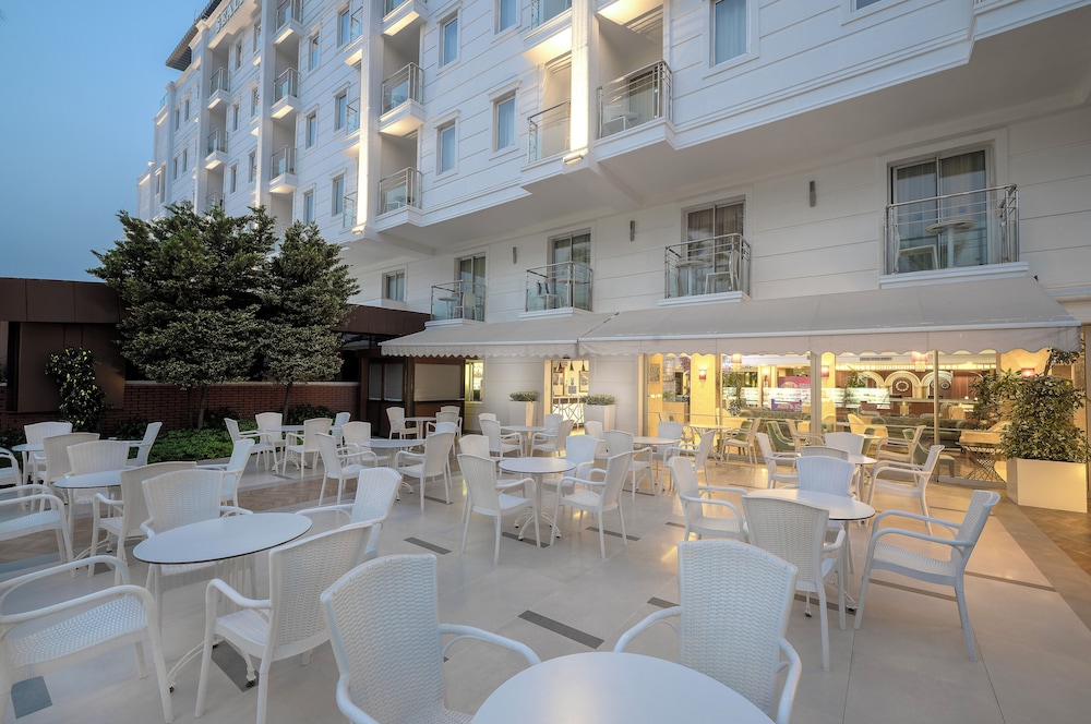 Sealife Family Resort Hotel — Restaurant & bars in Antalya