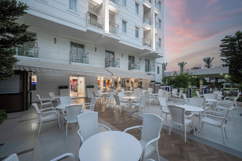 Sealife Family Resort Hotel — Restaurant & bars in Antalya