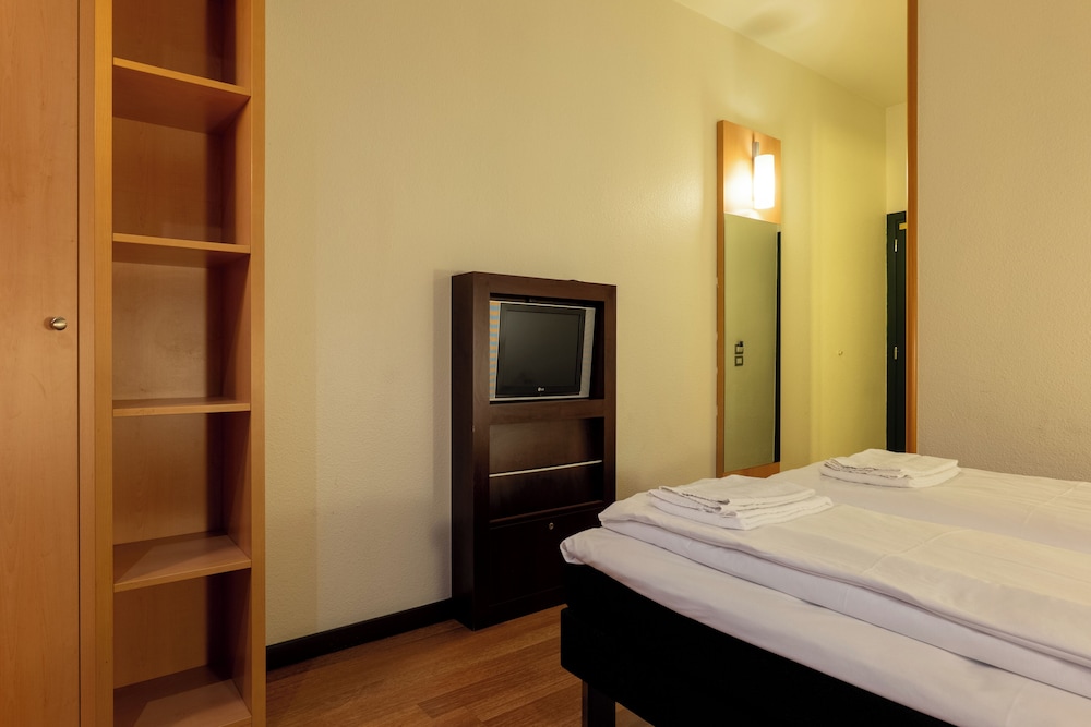 a&o Hostel Milano Ca Granda — Hotel rooms in Milan, Lombardy
