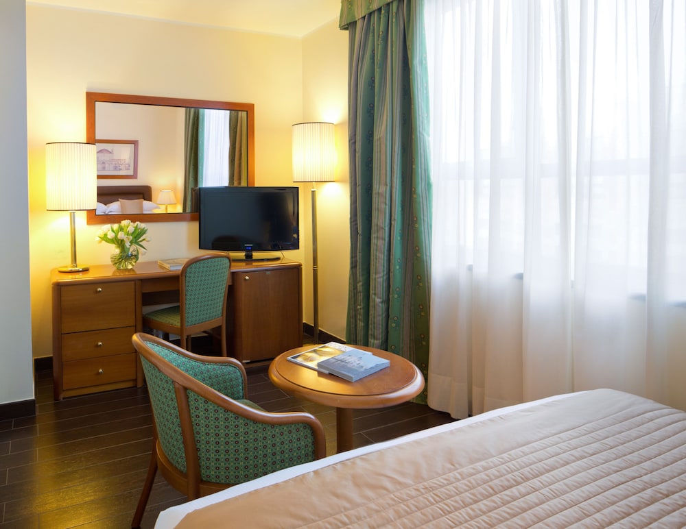 Starhotels Business Palace — Hotel rooms in Milan, Lombardy