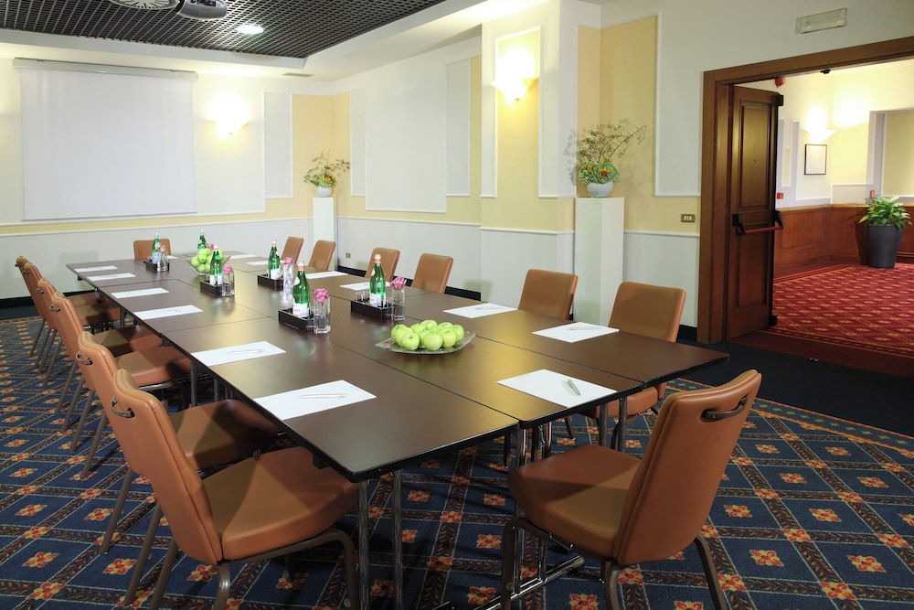 Starhotels Business Palace — Hotel building in Milan, Lombardy