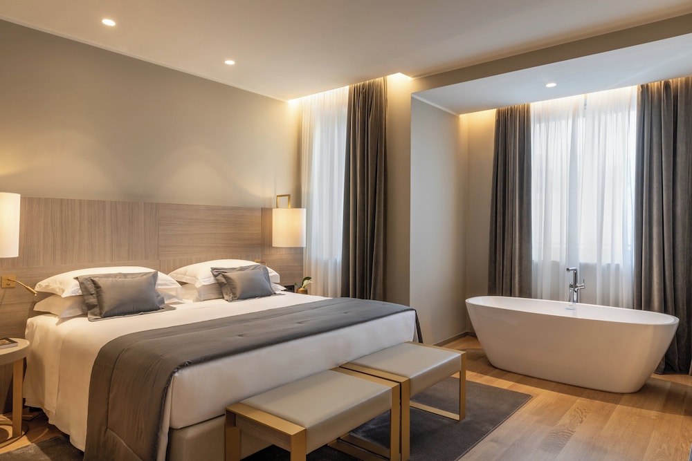 Rosa Grand Milano - Starhotels Collezione — Hotel rooms in Milan, Lombardy