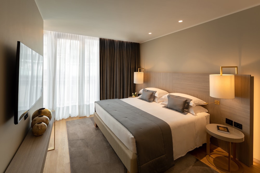 Rosa Grand Milano - Starhotels Collezione — Hotel rooms in Milan, Lombardy