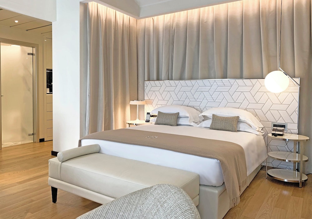 Rosa Grand Milano - Starhotels Collezione — Hotel rooms in Milan, Lombardy