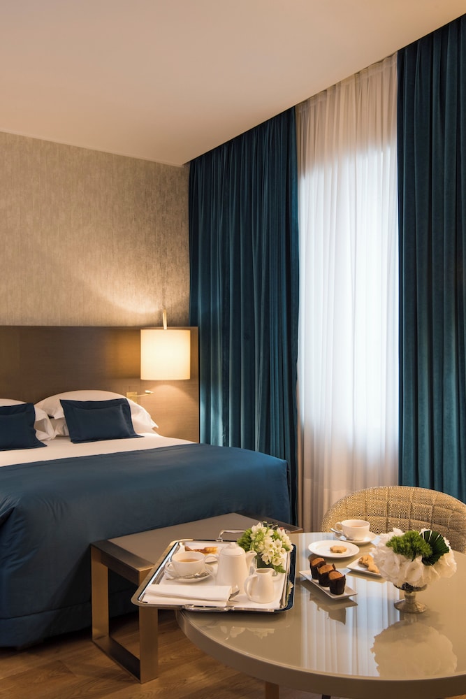 Rosa Grand Milano - Starhotels Collezione — Hotel rooms in Milan, Lombardy