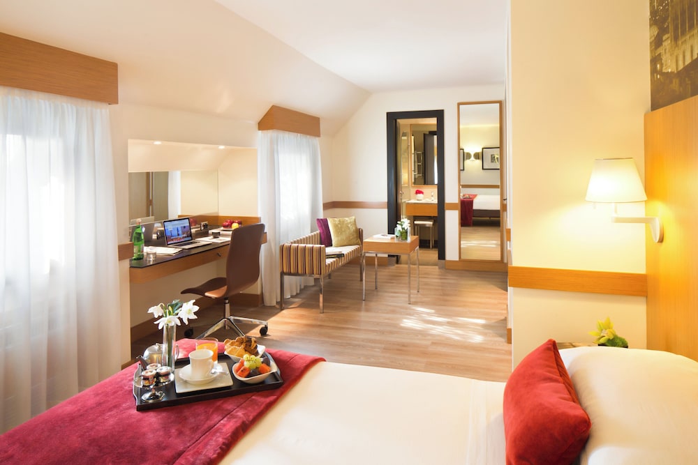 Starhotels Tourist — Hotel rooms in Milan, Lombardy