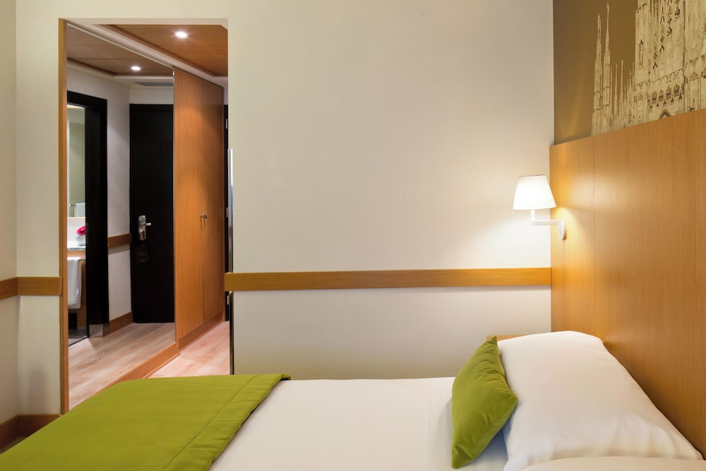 Starhotels Tourist — Hotel rooms in Milan, Lombardy