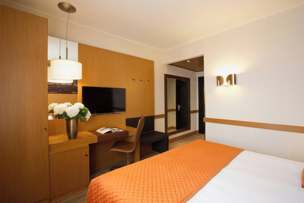 Starhotels Tourist — Hotel rooms in Milan, Lombardy