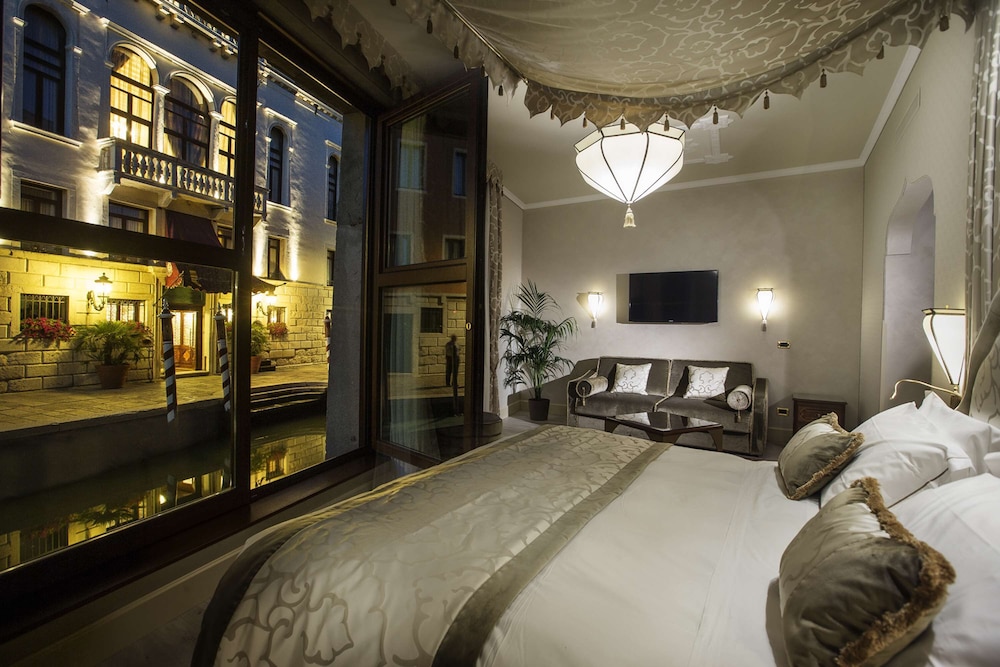 Hotel ai Mori d'Oriente — Hotel rooms in Venice, Veneto