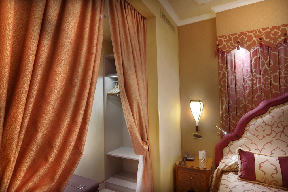 Hotel ai Mori d'Oriente — Hotel rooms in Venice, Veneto