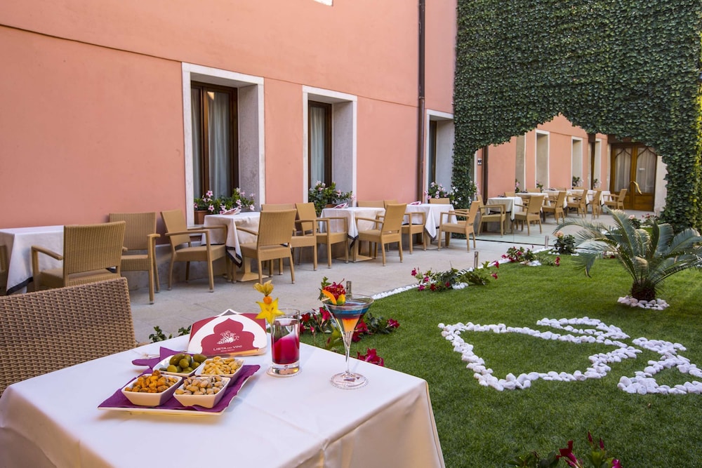 Hotel ai Mori d'Oriente — Restaurant & bars in Venice, Veneto