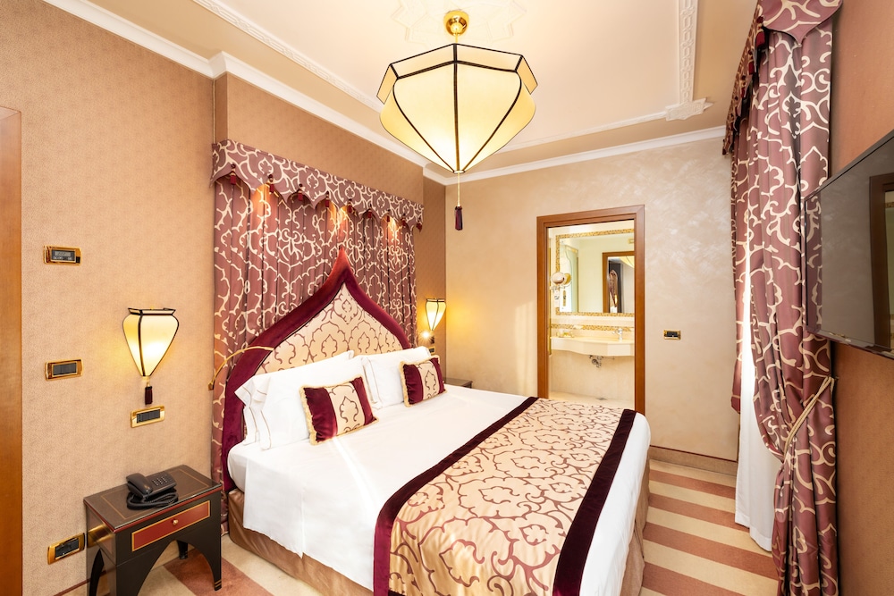 Hotel ai Mori d'Oriente — Hotel rooms in Venice, Veneto