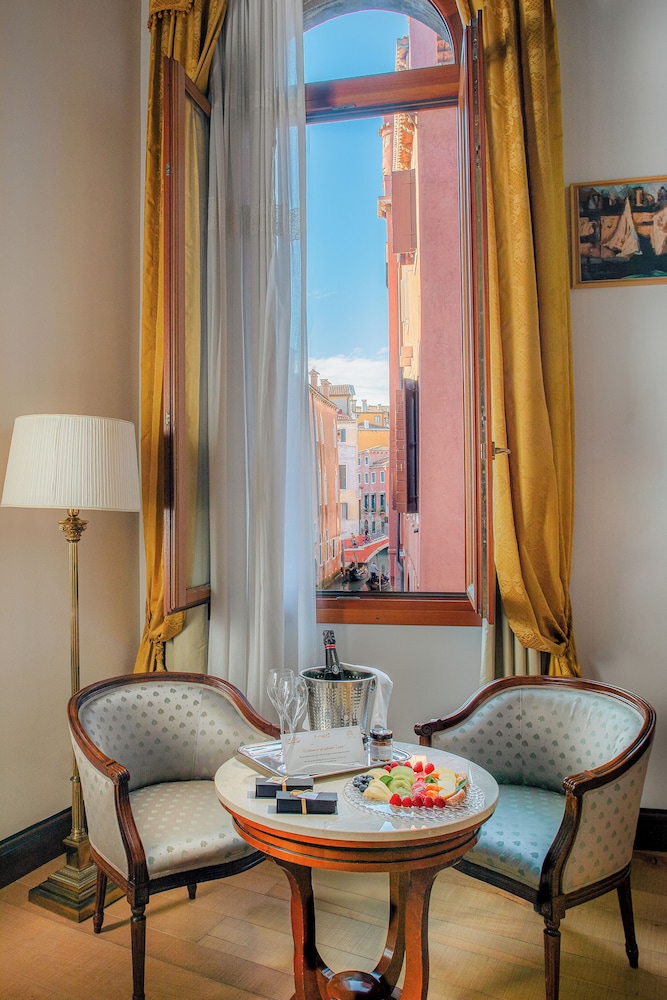 All’Angelo Art Hotel — Hotel rooms in Venice, Veneto