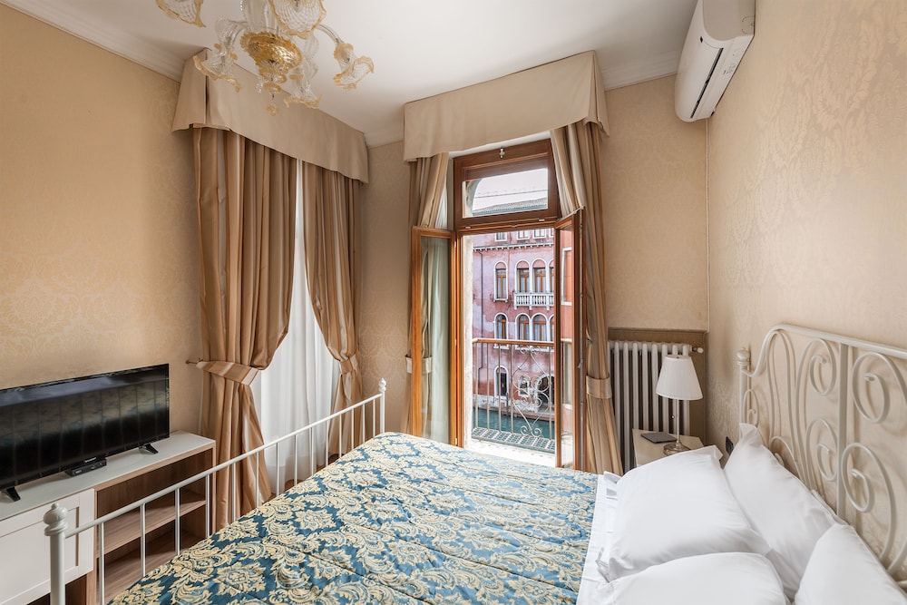 Hotel Montecarlo — Hotel rooms in Venice, Veneto
