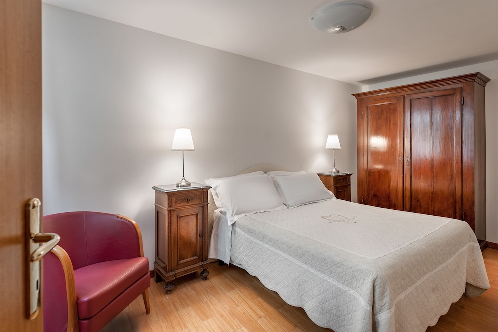Hotel Montecarlo — Hotel rooms in Venice, Veneto