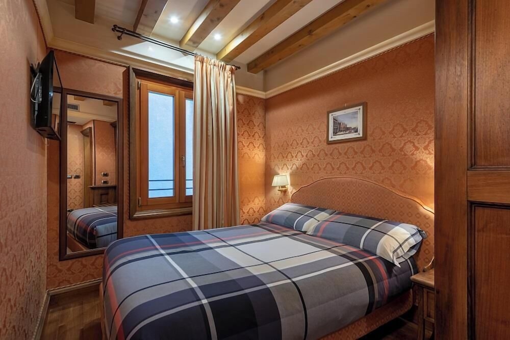 Hotel Montecarlo — Hotel rooms in Venice, Veneto