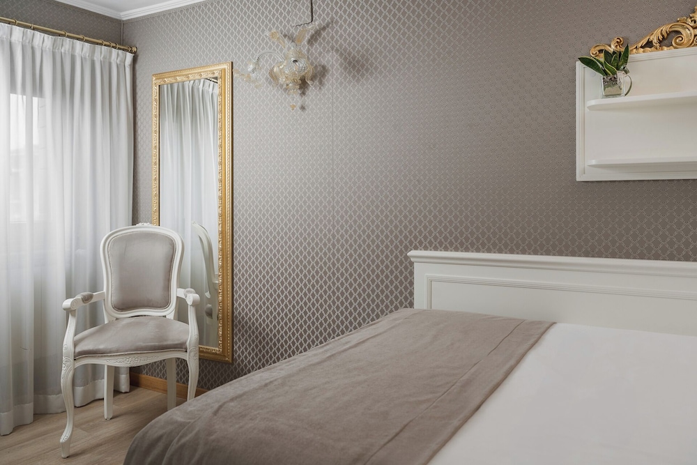 Hotel Montecarlo — Hotel rooms in Venice, Veneto