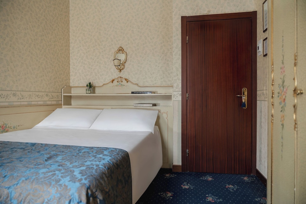 Hotel Montecarlo — Hotel rooms in Venice, Veneto