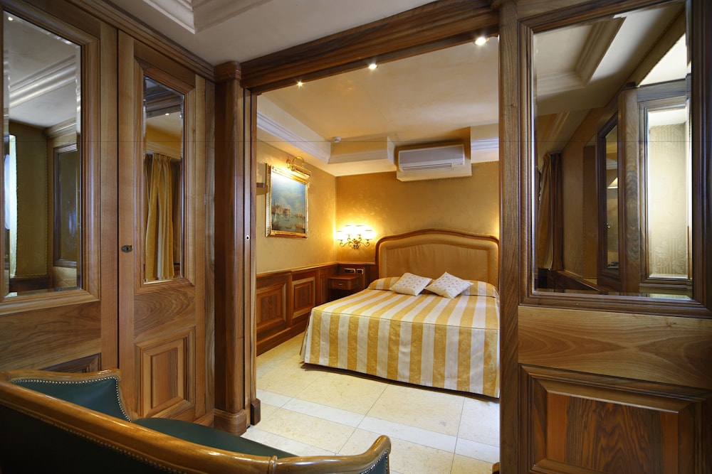 Ca' Dei Conti — Hotel rooms in Venice, Veneto