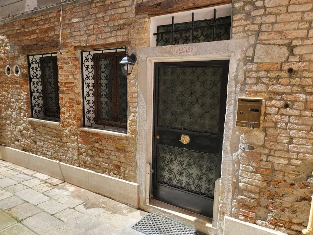 Ca' Dei Conti — Hotel building in Venice, Veneto