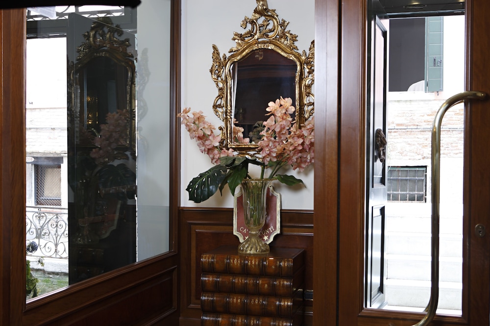Ca' Dei Conti — Hotel building in Venice, Veneto