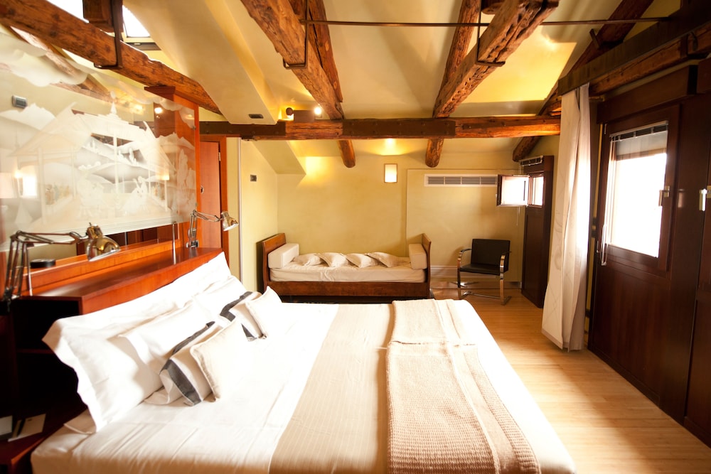 Ca' Pisani Hotel — Hotel rooms in Venice, Veneto