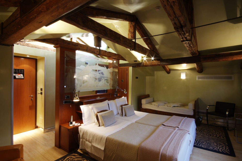 Ca' Pisani Hotel — Hotel rooms in Venice, Veneto