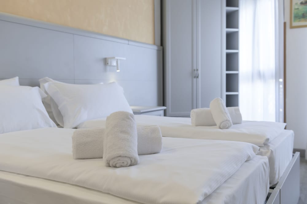 Hotel Garda Bellevue — Hotel rooms in Limone sul Garda, Lombardy
