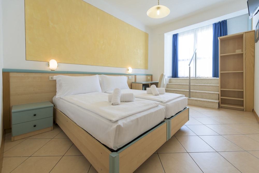 Hotel Garda Bellevue — Hotel rooms in Limone sul Garda, Lombardy