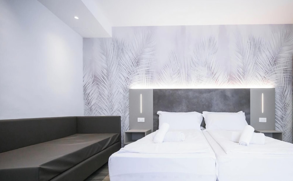 Hotel Garda Bellevue — Hotel rooms in Limone sul Garda, Lombardy